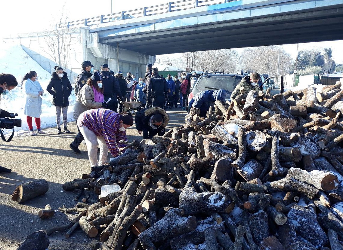 Unidas Podemos dona 11 mil kilos de leña al sector VI de la Cañada Real ante la inacción de Ayuso y Almeida