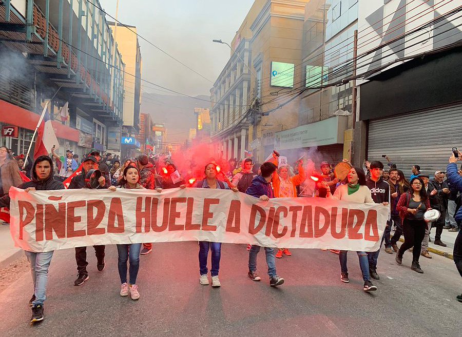 Victoria popular en Chile: el gobierno de Piñera obligado a suspender el alza del precio del metro de Santiago.