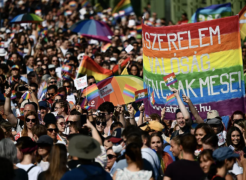 Condenamos la prohibición de la marcha del Orgullo LGTBI en Hungría..