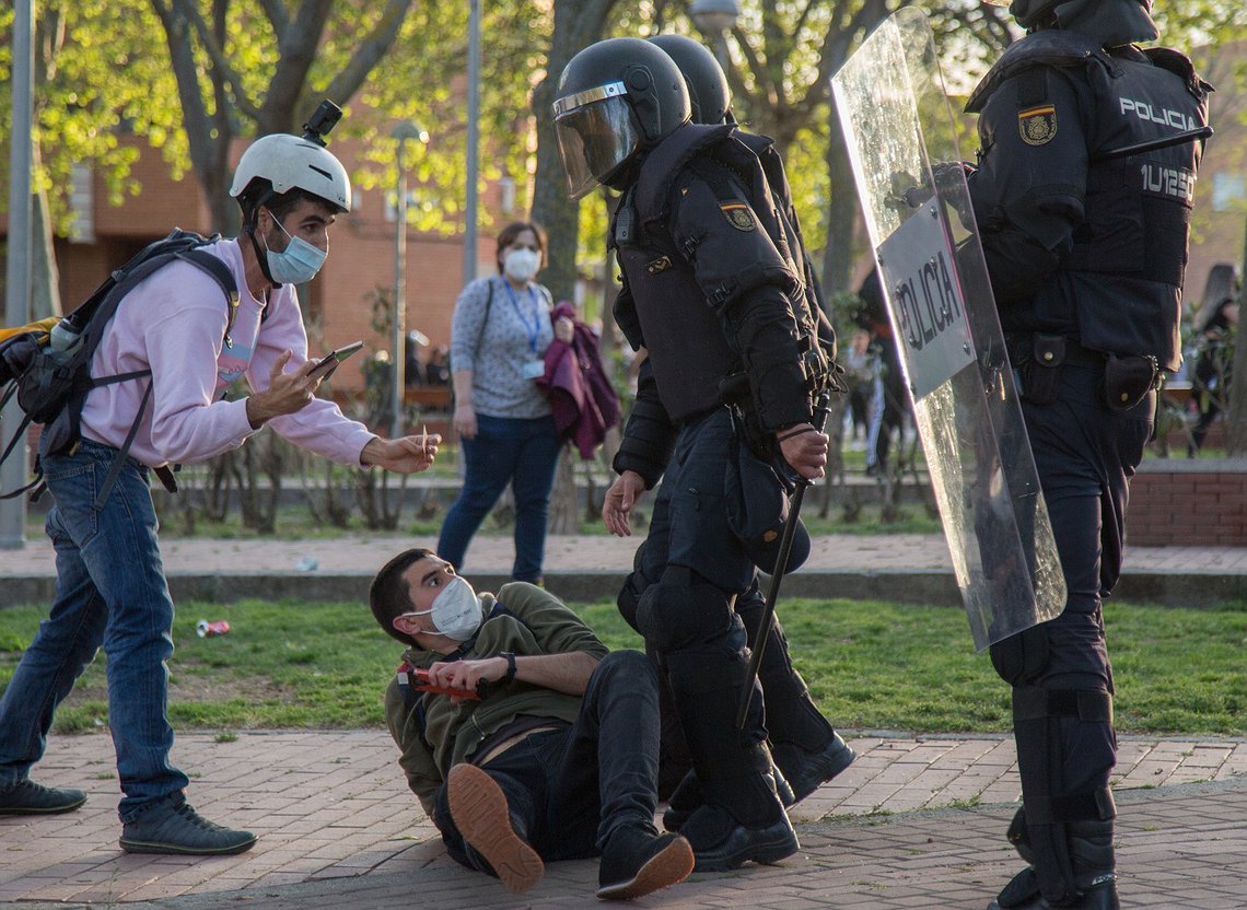 Manifiesto contra la acusación de falso testimonio a cuatro periodistas, uno de los cuales fue agredido por la Policía