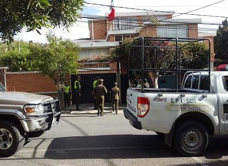 Ante el acoso a diplomáticos y policías españoles en la embajada de México en Bolivia
