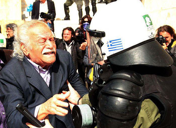 Lamentamos la muerte de Manolis Glezos, histórico militante antifascista griego.