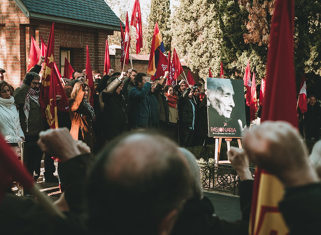 ¡Camarada Pasionaria! Tu fuerza de voluntad nos anima a seguir en el único camino.