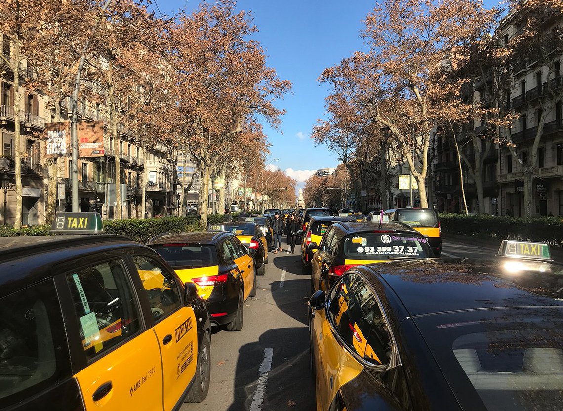 En apoyo al paro indefinido del taxi en Madrid y Barcelona